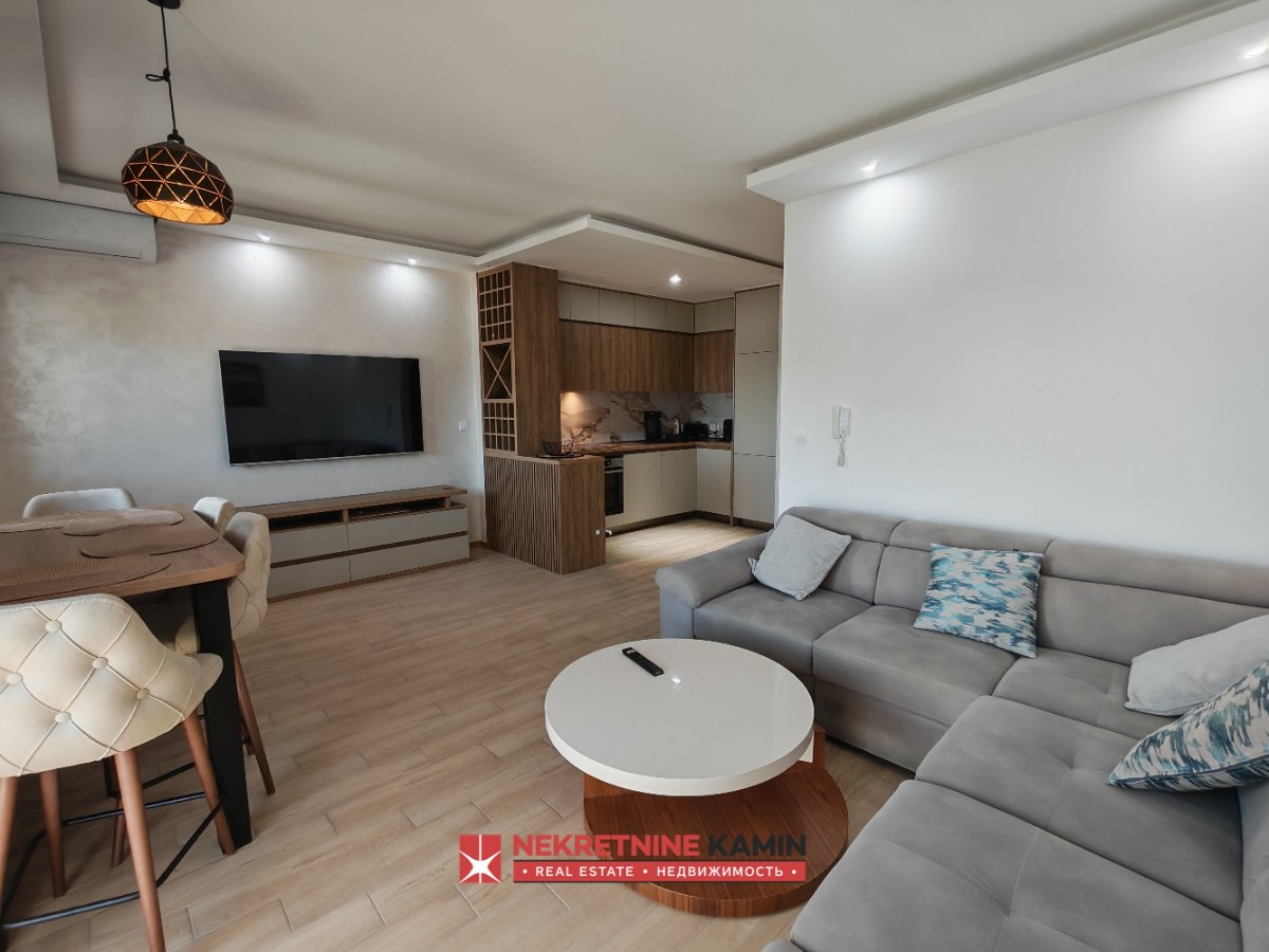 Budvanın en popüler sitesinde satılık garak yeri de olan modern 2+1 daire